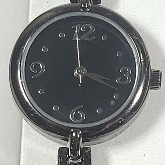 FMD Women's Watch with matching bracelet. NEW in box. - Picture 4 of 9